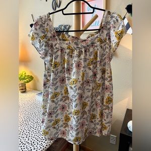 Philosophy White and Floral Short Sleeve Ruffle Sleeve Blouse